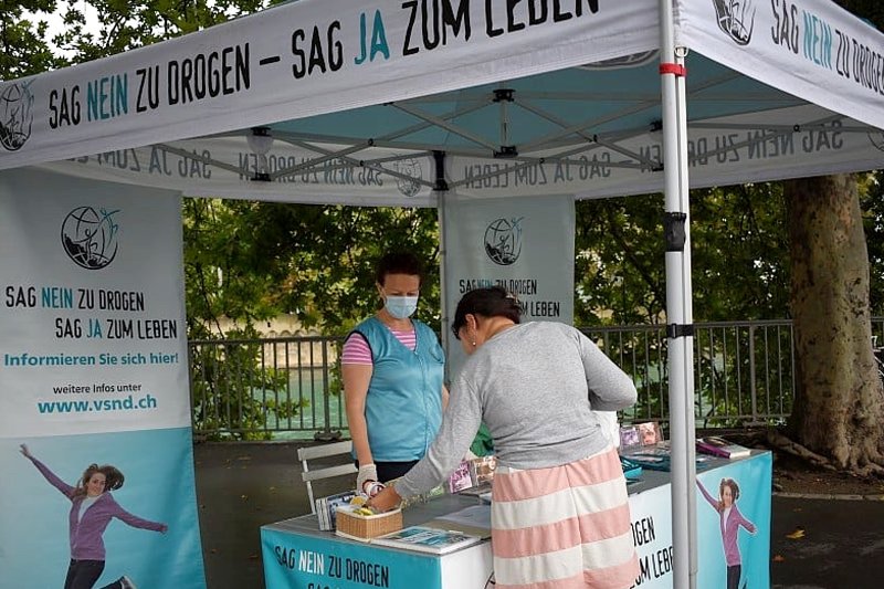 Say No to Drugs—Say Yes to Life volunteers from German-speaking Scientology Churches promote drug prevention to help youth make the decision to live drug-free lives.