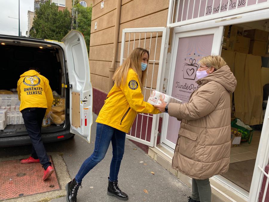 The TündérPakk Association and Volunteer Ministers work together to provide needed supplies to at-risk children.