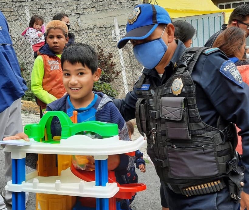 A unit of auxiliary civil defense police team up with The Way to Happiness Foundation to help children in Mexico’s most crime-ridden slum with a gift they hope will change their lives.