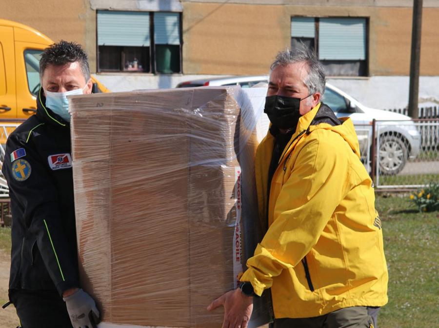 Ettore Botter (right), who leads the Volunteer Ministers of Padova, returned to Croatia with volunteers from other Italian Scientology Churches last week with a load of equipment and goods for those affected by the 29 December earthquake.