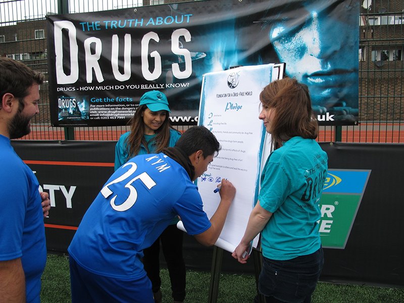 Teens in London, England, sign the Foundation for a Drug-Free World pledge to live drug-free.