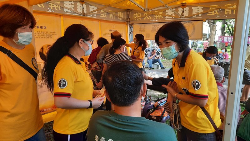Volunteer Ministers from the Church of Scientology of Kaohsiung brought their bright yellow tent to a Mother’s Day festival to provide practical help to improve life.