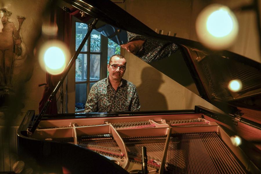 Compositor Productor Pianista Juan Sánchez: Creer en tu Propia Magia 2 joan sanchez at the piano