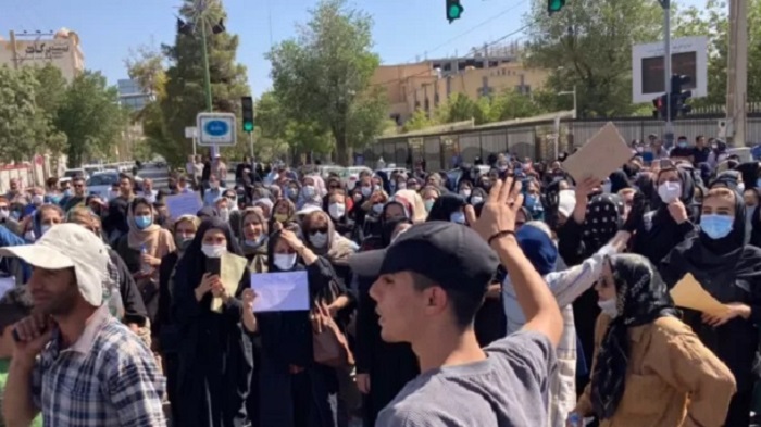 The people of Shahrekord in southwest Iran took to the streets on Monday, August 16, protesting severe water shortages in this and other cities of Chaharmahal and Bakhtiari province. Protesters were chanting anti-regime slogans against mullahs corruption.