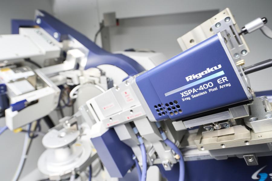 The new Rigaku XSPA-400 ER XRD detector integrated into a SmartLab diffractometer.