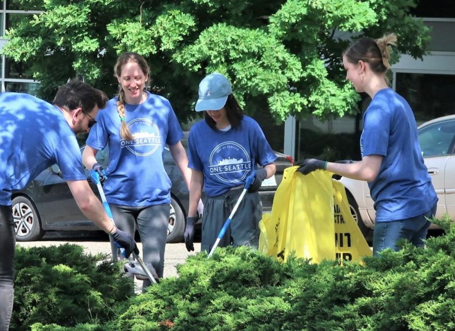Members of the Scientology Environmental Task Force joined diverse individuals in support of the mayor’s One Seattle Day of Service initiative.