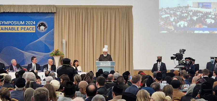 In London, spiritual leader Caliph Hazrat Mirza Masroor Ahmad emphasized the essence of world peace at the historic peace symposium. He was strongly critical of the abuse of the veto within the UN Security Council.