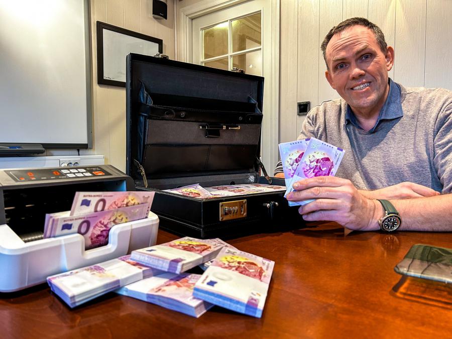 Jan Vindenes showing the Sotra-Noreg 0 Euro banknotes