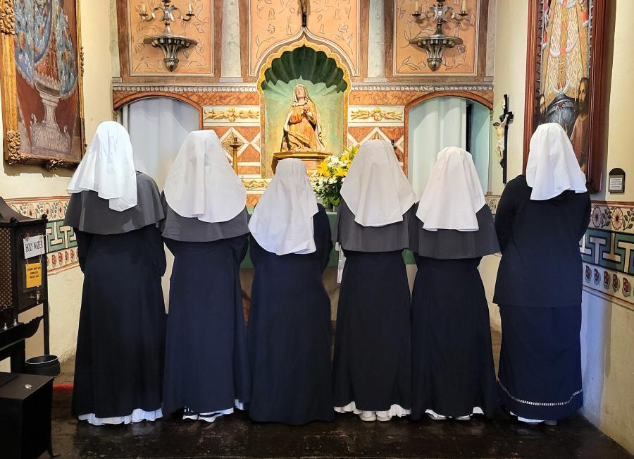 six sisters in prayer at the altar
