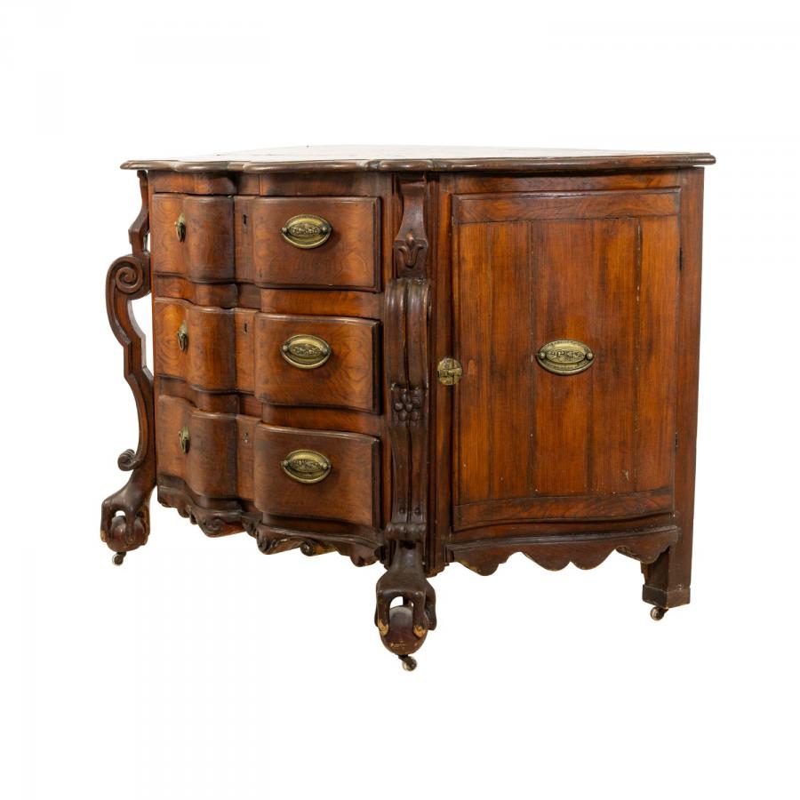 The overall top performer of the two days was this late 18th/early 19th century Quebec arbalète dry scraped commode, 32 inches tall by 46 inches wide (CA$70,800).