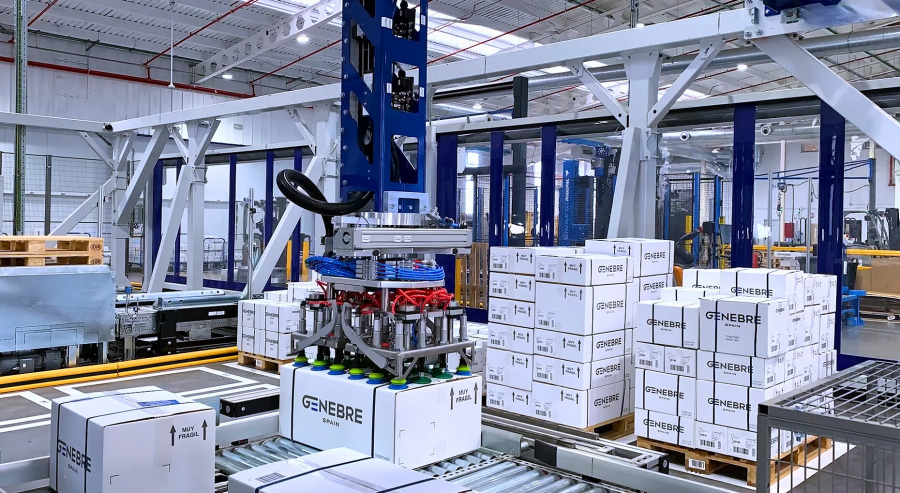 Photo of a gantry robot in the Genebre warehouse taking boxes and building pallets for order fulfillment