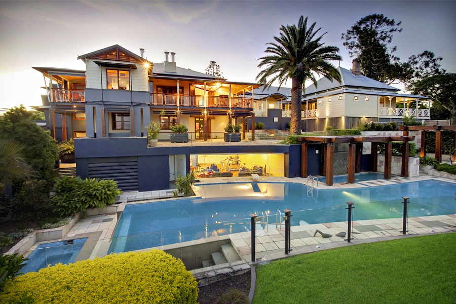 dion seminara architecture has delivered a range of high-quality residential projects in Auchenflower, a suburb celebrated for its heritage streetscapes, sloping sites, and architectural diversity A heritage Queenslander renovation in Auchenflower with contemporary extensions, including a cantilevered upper level, expansive verandahs, and a pool-level gymnasium overlooking the landscaped yard.