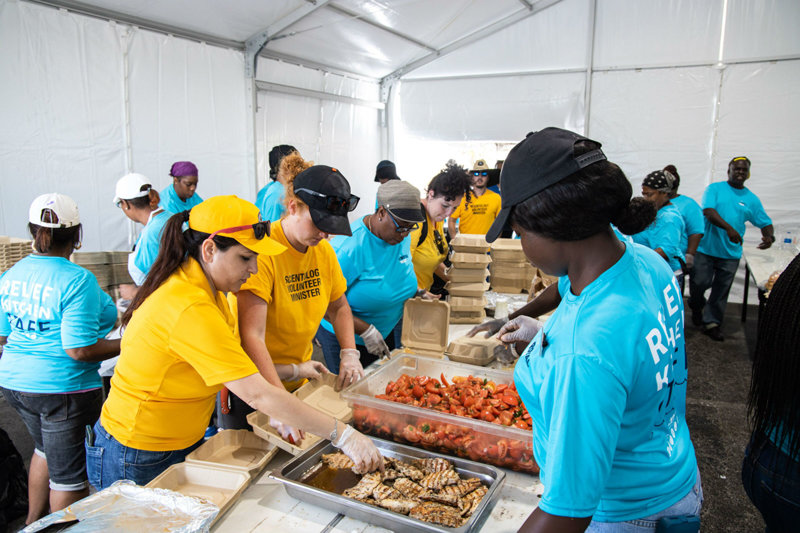 Scientology Volunteer Ministers joined Royal Caribbean Cruise personnel, packaging meals the chefs prepared.