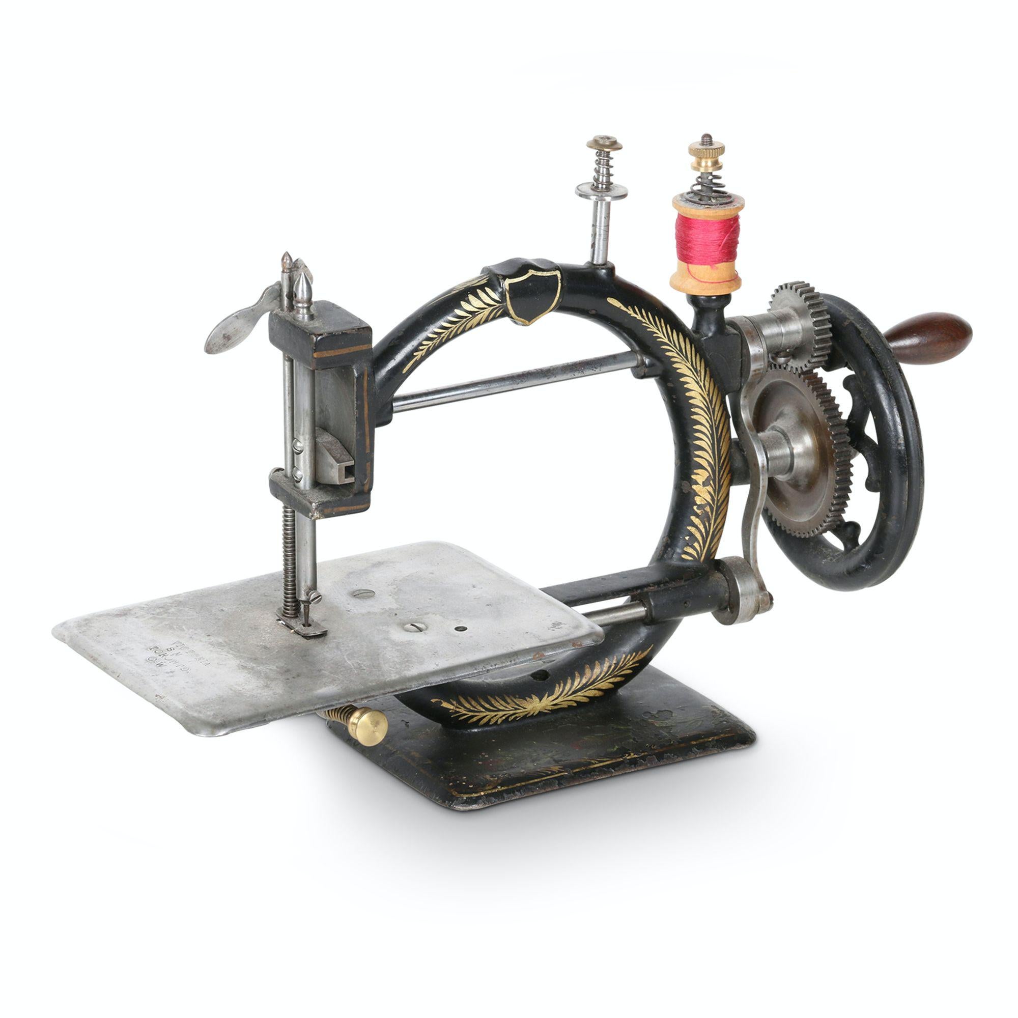 Швейная машинка с ручным приводом. Швейная машинка SW Original Machine 1865. Швейная машина Зингер для кожи. Запчасти для швейной машинки. Самодельная швейная машинка.
