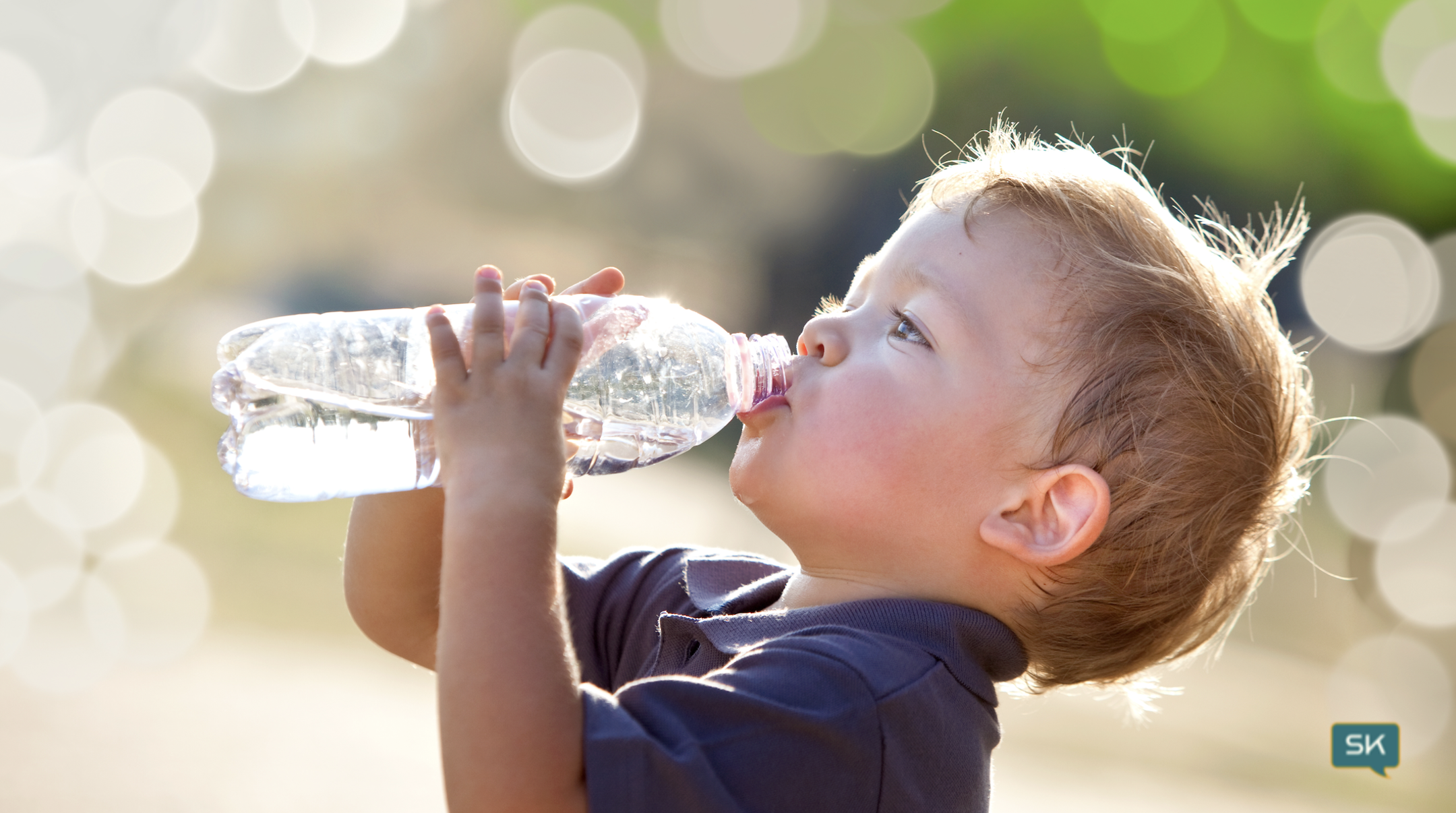 Младенцы пьют воду. Дети воды. Ребенок пьет. Ребенок пьет воду. Жажда у детей.