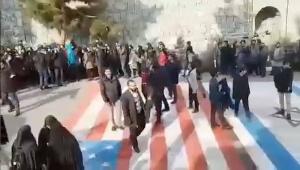 Crowds in Tehran refuse to walk on U.S flag