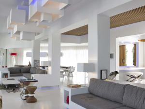 The villa features unparalleled indoor-outdoor flow through bi-fold sliding doors and floor-to-ceiling glass.