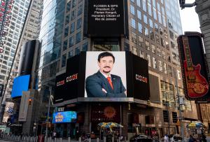 El Dr. Florian Kongoli apareció en Time Square en la ciudad de Nueva York los días 7, 10 y 11 de agosto de 2020, con motivo de convertirse en Ciudadano Honorario de Río de Janeiro