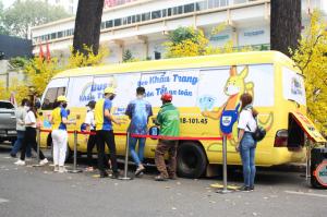 A bus on Saturday caught the eyes of passers-by at the Ho Chi Minh City Youth Culture House thanks to its outstanding yellow color as well as the free face masks it automatically released.