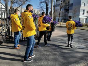 Volunteer Ministers gathered at the Church of Scientology Budapest and left with their arms filled with lovely flowers. 