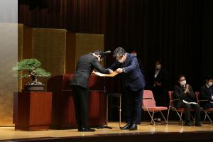 EKO Instruments President Hasegawa receiving the Science & Technology Award from Minister Hagiuda