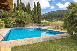 Surrounding the mansion are idyllic terraces and lush Mediterranean gardens with mature trees and extensive lawns, a beautiful private chapel, a tennis court and a large swimming pool plus a children's pool.