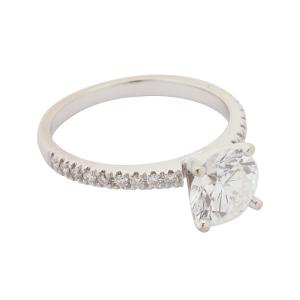 Káprázatos gyémánt pasziánsz gyűrű 1.99 karátos középső kővel, 14 18,000 tonnás fehérarany szalaggal, egy mesés, befektetési minőségű természetes gyémánttal (20,000 XNUMX-XNUMX XNUMX CA$).