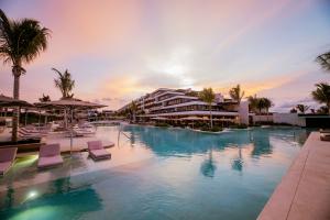 Medence az Atelier Playa Mujeres Luxury Resort Cancun Mexikóban