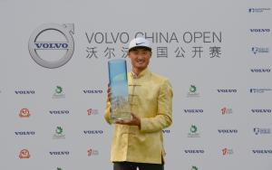Chinese golfer Li Haotong holding the glass Volvo China Open trophy
