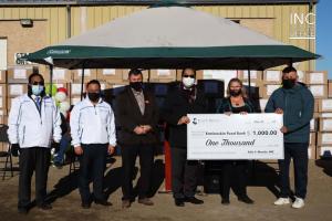 Iglesia Ni Cristo ministers in a group photo with the recipients, Minister of Indigenous Relations Rick Wilson, Ermineskin Food Bank Manager Deanne Lightning, and Ermineskin Cree Nation Chief Randy Ermineskin getting a cheque donation of $1,000 and 332 boxes of food.