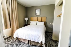 Candlewood-Suites-Melbourne-Viera-Bed-Room