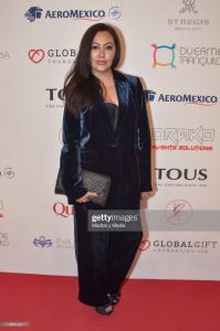 Keyla Wood  wears a navy blue velvet suit at the arrivals of the Foundation’s Gala of Eva Longoria.