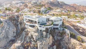 The Cliff House, a huge multi-room estate, is located around the Sea of ​​Cortez and the Pacific Ocean.  The pool enjoys views of the large bodies of water.