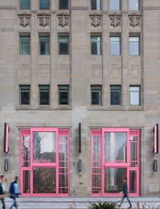Museum of Ice Cream's facade in the historic Chicago Tribune building, facing Pioneer Court off Michigan Avenue
