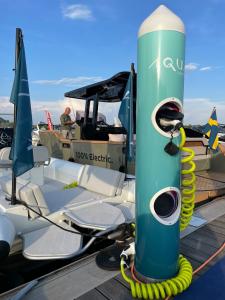 La ricarica delle barche elettriche Aqua 22e al Salone Nautico del Lago Maggiore 2022 - Marina di Verbella