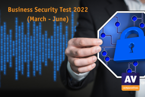 Das Foto zeigt eine Hand, die ein Schild mit einem blauen Schloss hochhält. Im Hintergrund ist ein Bildschirm mit einem binären Code zu sehen. In das Foto ist das Logo von AV-Comparatives und der Text Business Security Test 2022 (März-Juni) eingefügt.