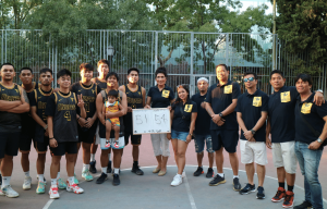 El equipo ganador de baloncesto de Pinoy posa con el patrocinador de este deporte en Madrid