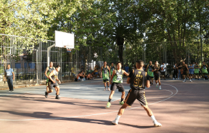 Dos equipos de baloncesto de Pinoy juegan en la cancha con un árbitro observando cada movimiento.