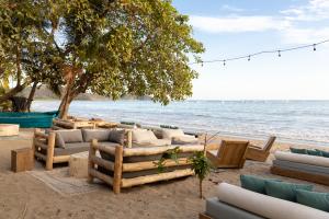 Perozah outdoor seating area with sea view to Playa Garza in Nosara Costa Rica