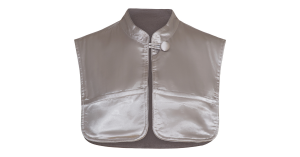 The Monii drapes over your shoulders to catch wet hair drips.