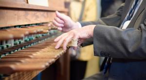 Hands playing the carillon.