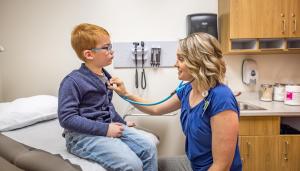 Alluvion Health’s School-Based Health Centers healthcare professional treating a student