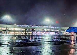 quito airporrt night