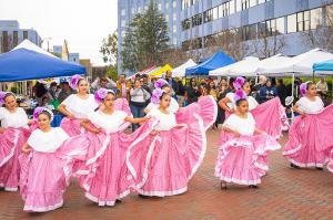 Bailarines folclóricos latinoamericanos de muchas culturas y nacionalidades actuaron en el festival.