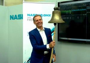 Michel Bracké, CEO at Nicoccino tolls the bell at the opening of the market.