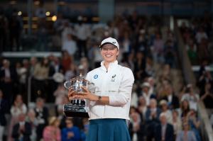 ROLEX TESTIMONEE AND 2022 ROLAND-GARROS CHAMPION IGA SWIATEK RECEIVES THE TROPHY