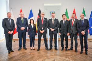 f.l.t.r.: Walter Schweighofer (Mayor Mariazell), Herbert Hofauer (Former Mayor Altötting), Silvia Giampaoli (Loreto), Luís Miguel Albuquerque (Mayor Fátima-Ourém), Krzysztof Matyjaszczyk (Mayor Częstochowa), Thierry Lavit (Mayor Lourdes), Franz Pirker (Ma