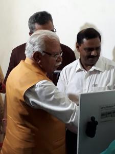 Manohar Lal Khattar, Chief Minister, Haryana triggering test alarm of earthquake onsite early warning system