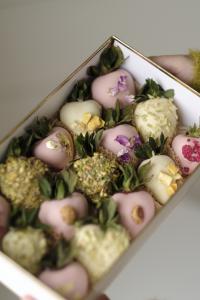 La Fraise Rose Chocolate Strawberries