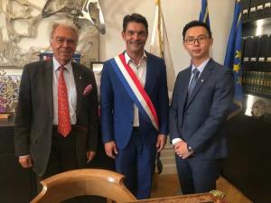 Grasse Mayor Jérôme Viaud (center) invites Grasse Institute of Perfumery Principal Philippe Massé (left) and Hos Fragrance General Manager Vic Ho (right) to the town hall for an industrial-cultural exchange. (Picture/Municipality of Grasse)